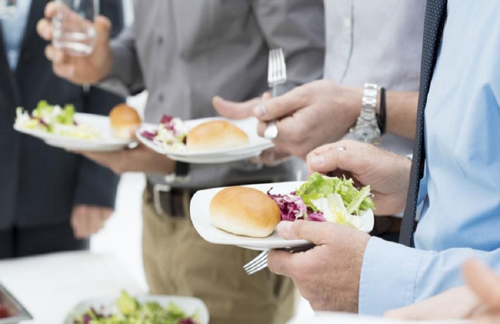 खड़े होकर खाना खाने पर है इतना बड़ा नुकसान कि सुनकर खिसक जाएंगी पैरो तले जमीन : Health Tips खड़े होकर खाना खाने पर है इतना बड़ा नुकसान कि सुनकर खिसक जाएंगी पैरो तले जमीन : Health Tips